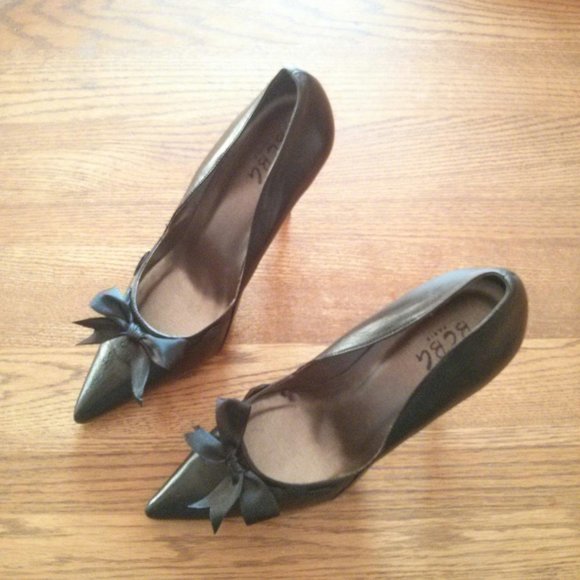 BCBG Black Leather w/ Ribbon Bow Detail Pumps Sz 8.5 Retro Romantic Holiday Work - Picture 1 of 16